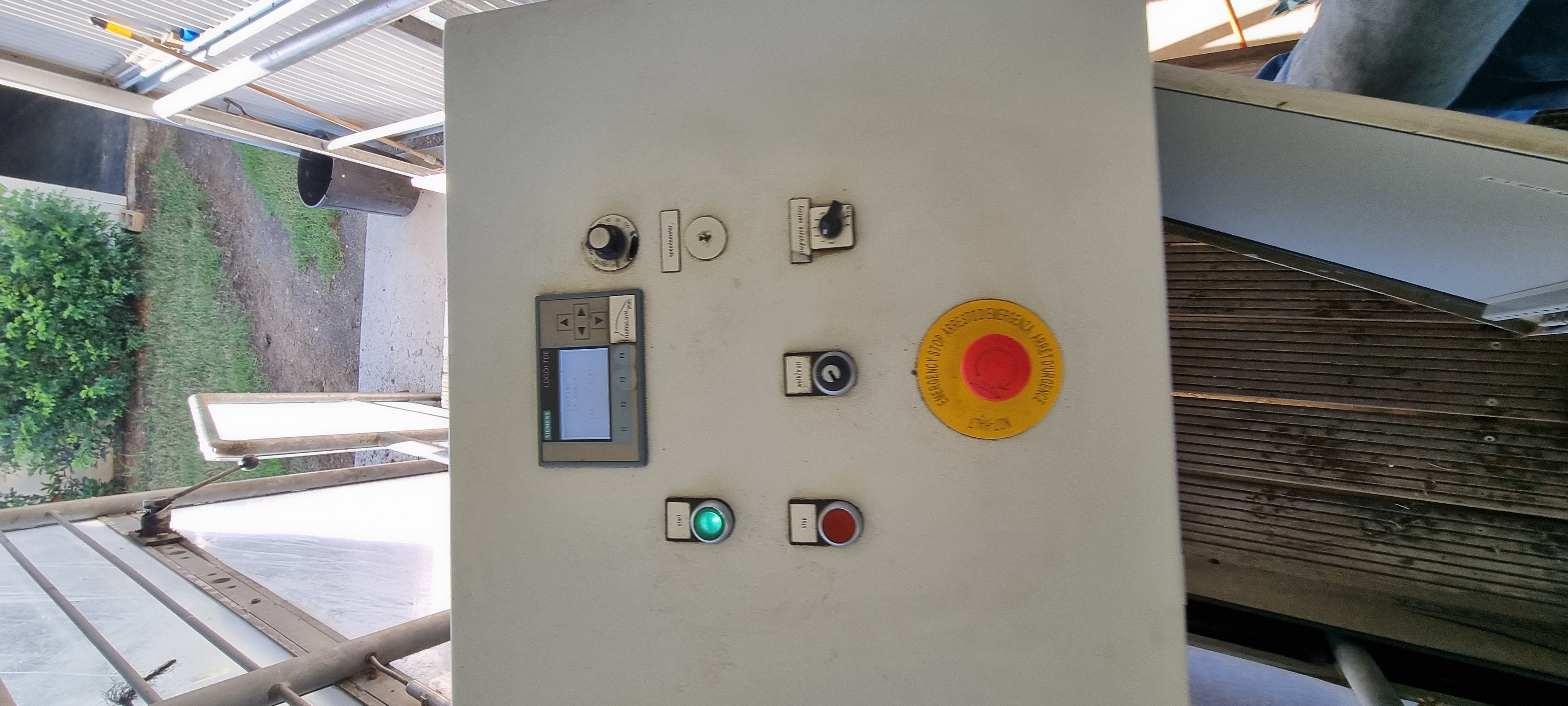 Operator control panel — Siemens LOGO TDE display, start/stop, walk/trot selector and emergency stop
